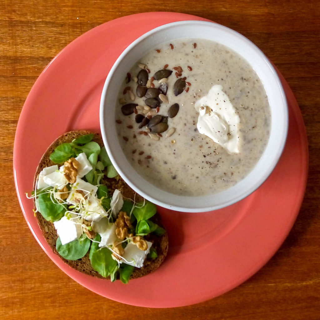 Velouté aux champignons de Paris, graines et crème fraîche + tartine d'automne : pain grillé, moutard à l'ancienne, mâche, chèvre, germes de roquette