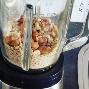 Mixer grossièrement les noisettes et les amandes au blender.