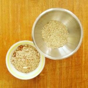 Méilanger les flocons de céréales les noisettes et les amandes broyées.