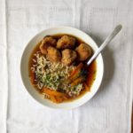 Bouillon de légumes épicé, nouilles chinoises et croquettes de tofu fumé