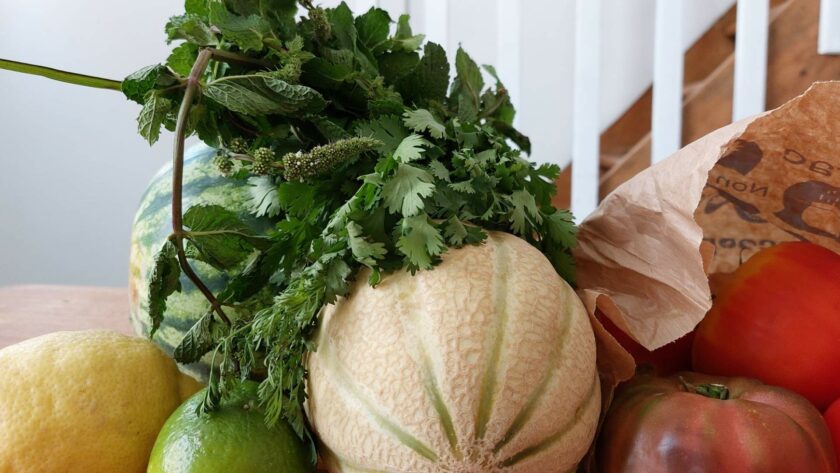 Photo de : melon, pastèque, citrons, herbes fraîches, tomates