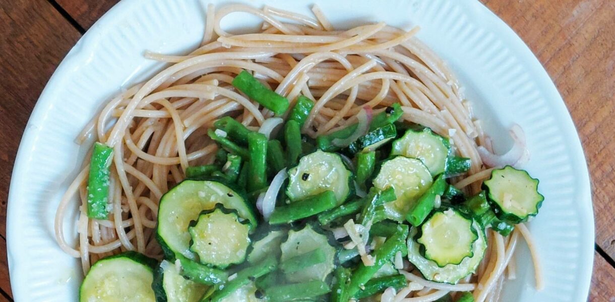 Haricots verts frais et courgette à la poêle