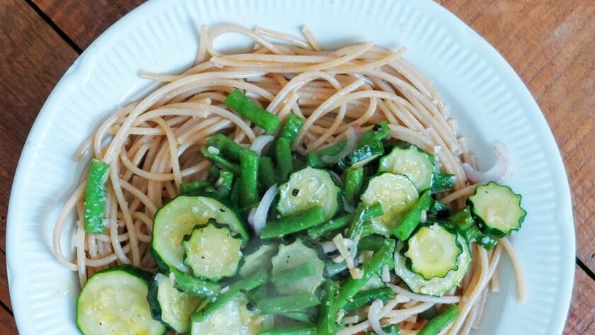 Haricots verts frais et courgette à la poêle